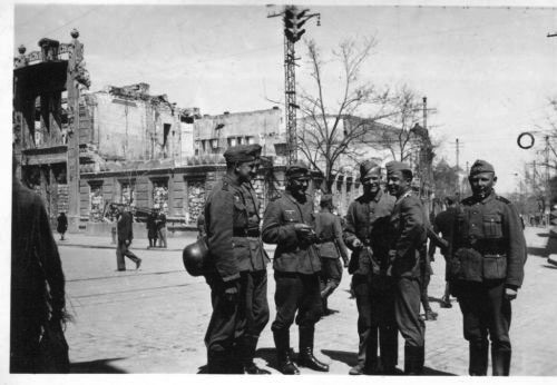 Немецкие солдаты в Симферополе. 1942 год